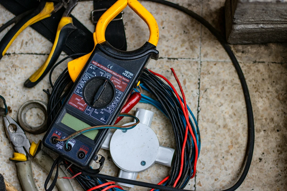 Miernik i narzędzia do pomiarów elektrycznych